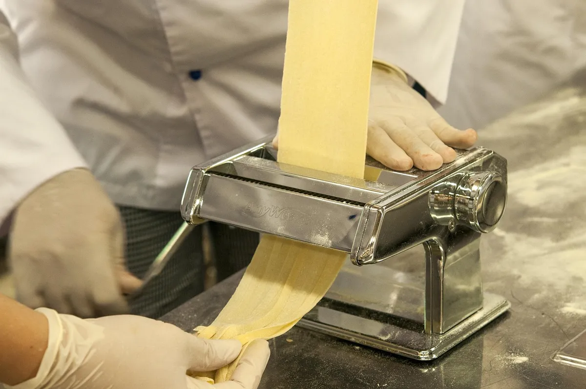 パスタ、パスタを作成、食品、調理、粉、シェフ、新鮮、イタリア、調理人、準備、巻き、タギアテレ、料理、伝統、自宅、卵、準備中、レシピ