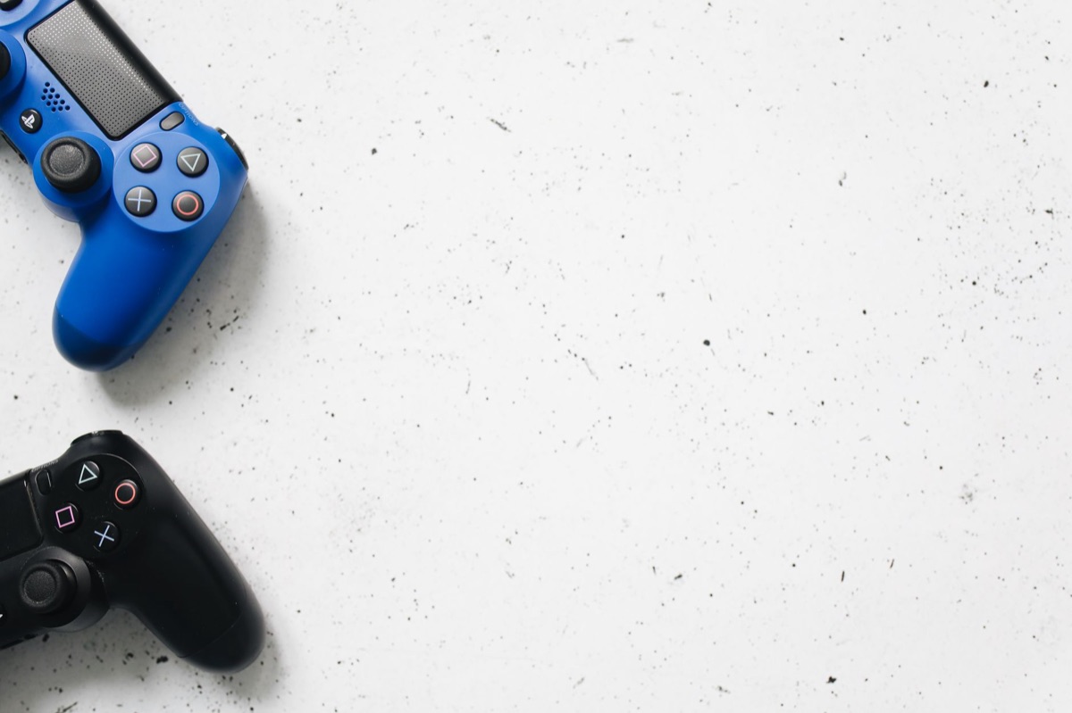 Gaming-Controller und Headset auf einem Tisch