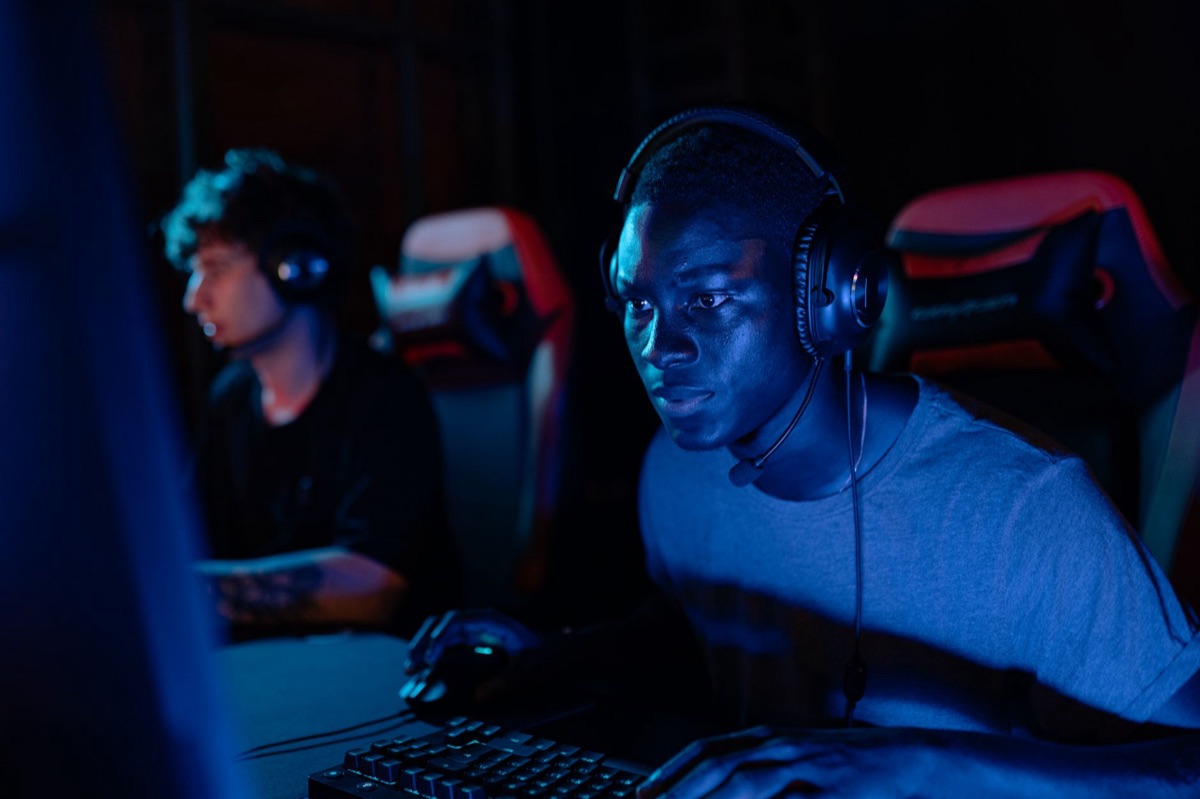 Equipamentos de gaming profissional como controle e headset.