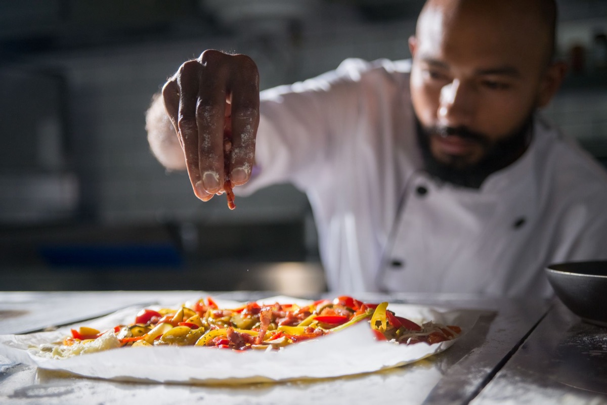 Italienische Köche in moderner Küche