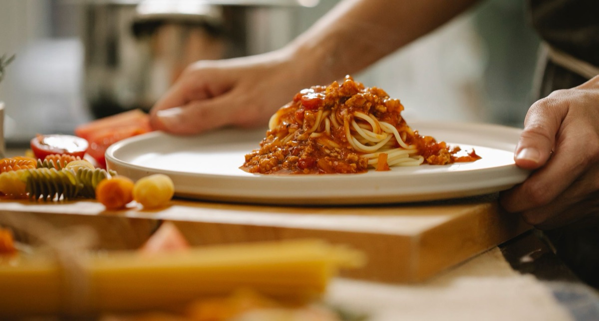イタリアンシェフが伝統的なパスタ料理を展示