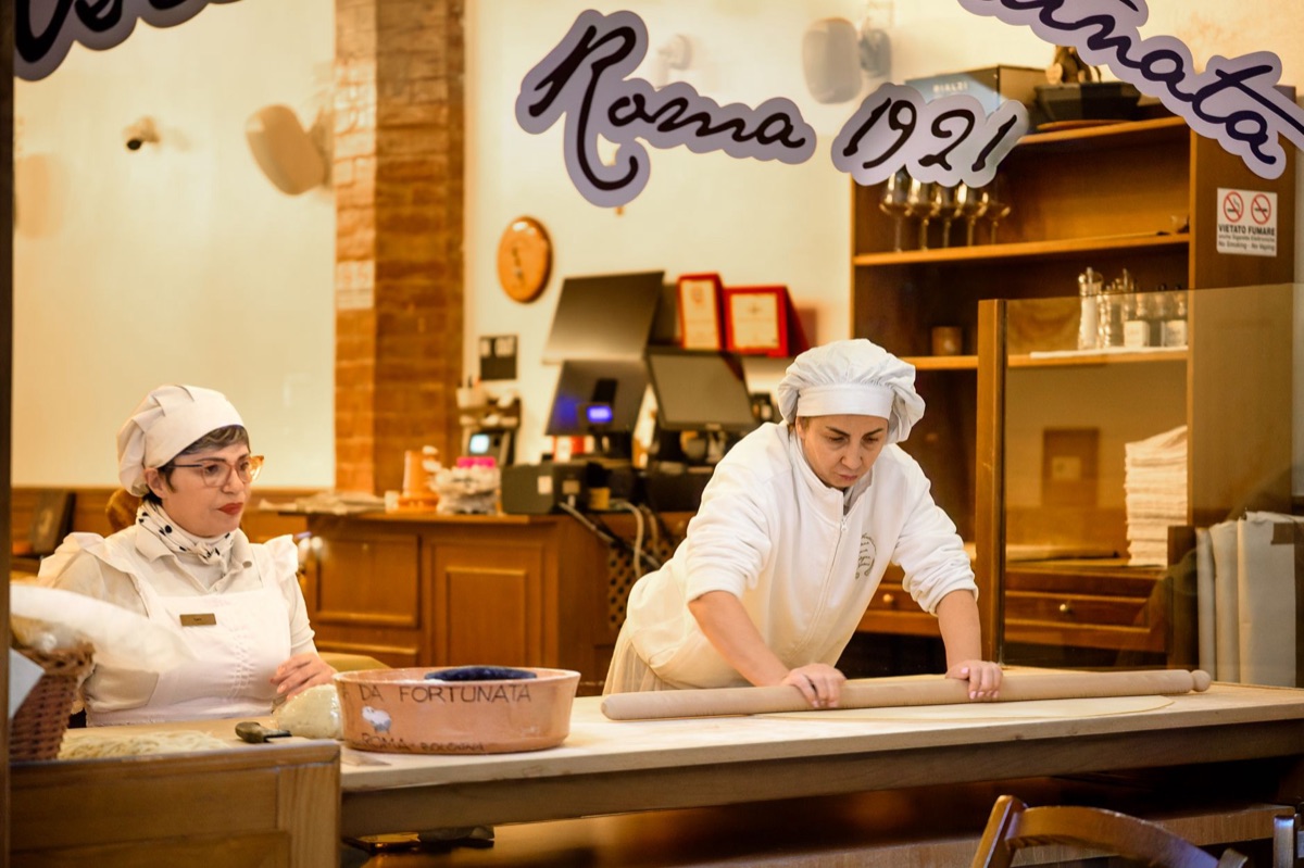 chef italiana cozinando em cozinha moderna