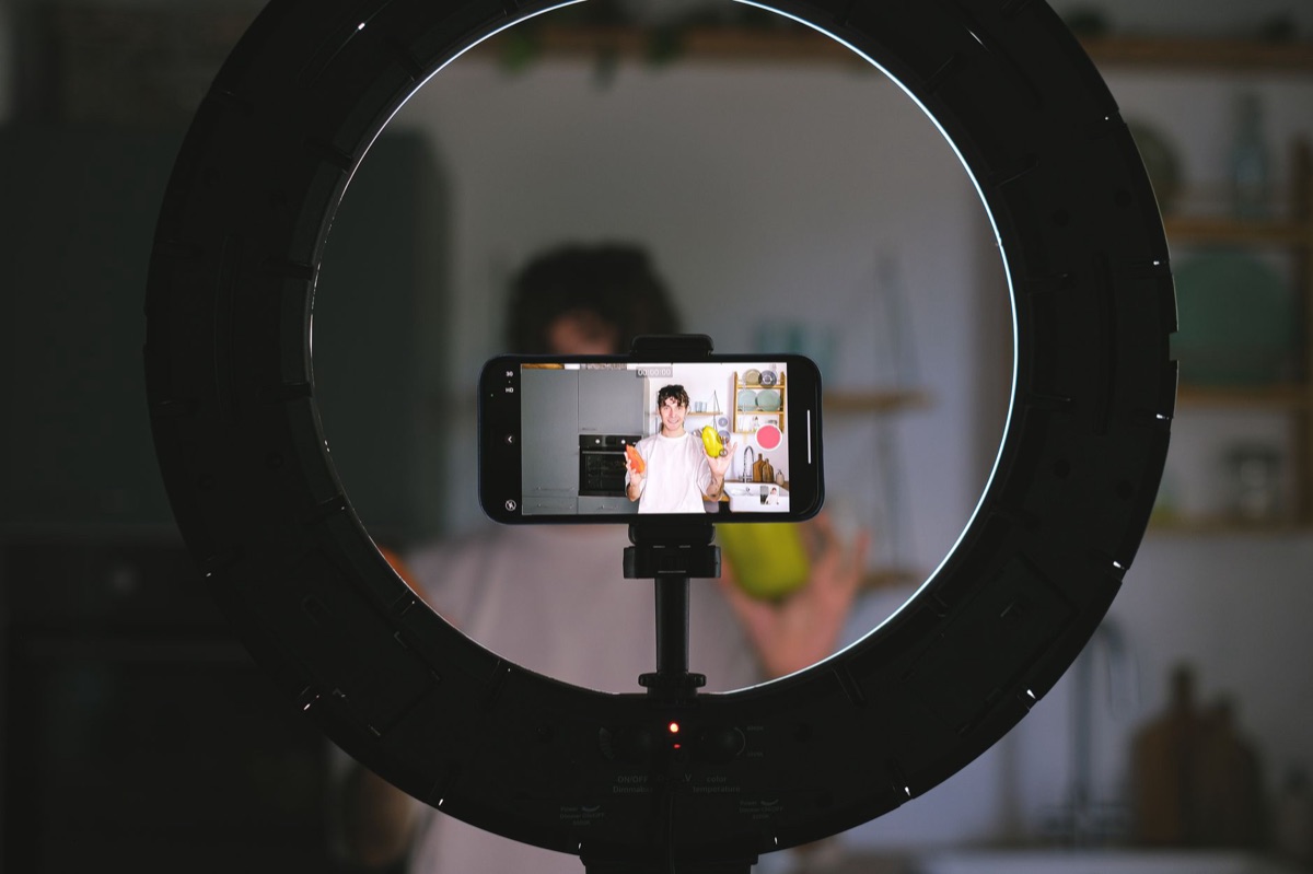 influencer italiana usando smartphone