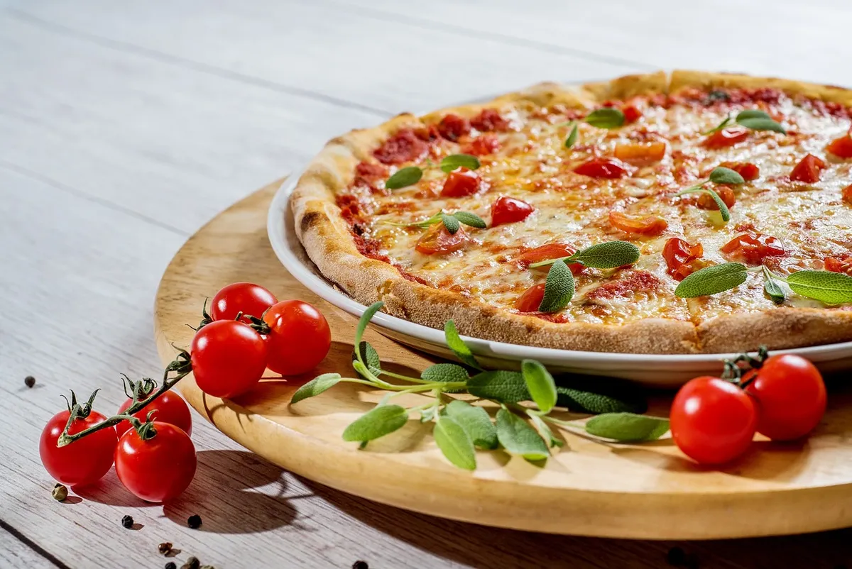 ピザ、皿、食品、チーズ、ランチ、野菜、イタリアン、ベジタリアンピザ、ピザスライス、イタリアンフード、イタリアンキュイシネ、コンポジション、フードフォトグラフィ、ピザ、ピザ