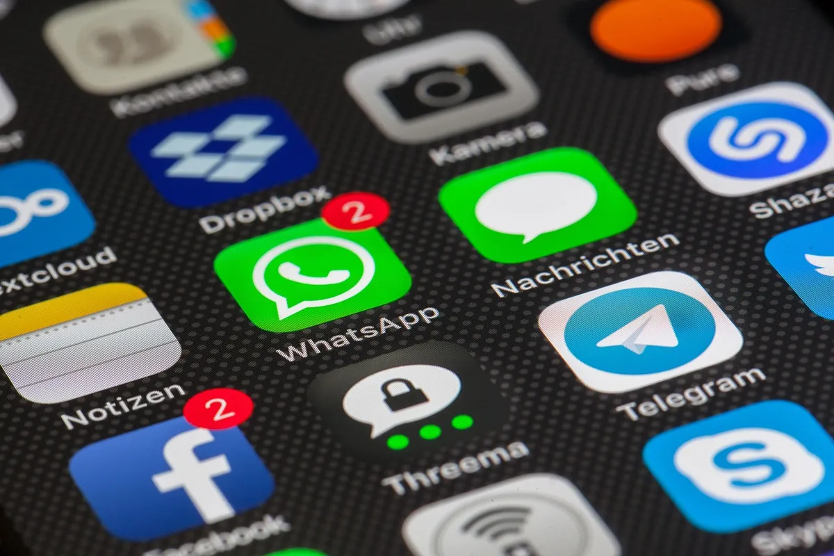 インターネット、WhatsApp、スマートフォン、コミュニケーション、電話、ネットワーク、アプリ、チャット、ネットワーク、グローバル、iPhone、iOS、電話をかける、コミュニティ、ソーシャルメディア、