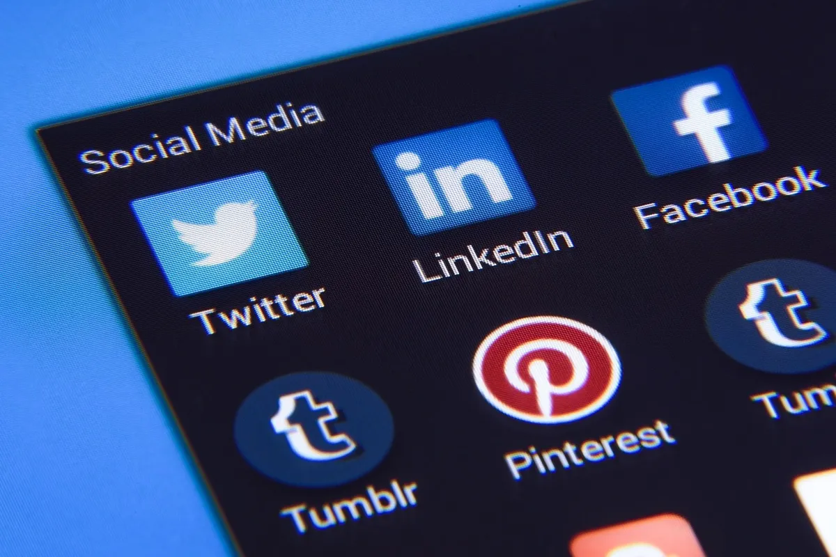 ソーシャルメディア、フェイスブック、ツイッター、インスタグラム、アイコン、マーケティング、リンクトイン、ビジネス、モバイル、ピンターイン、スクリーン、スマートフォン、インターネット、テクノロジー、コンピュータ、アプリ