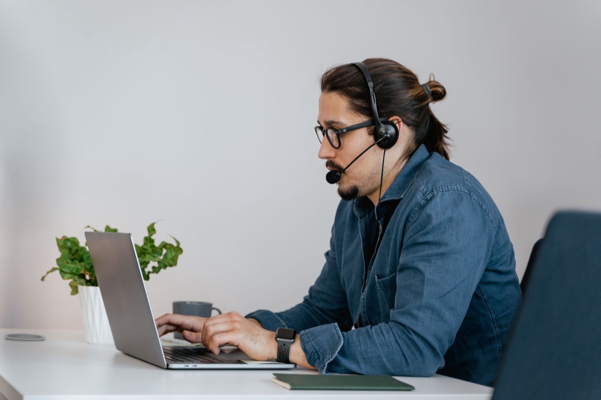 operador de radio con portátil