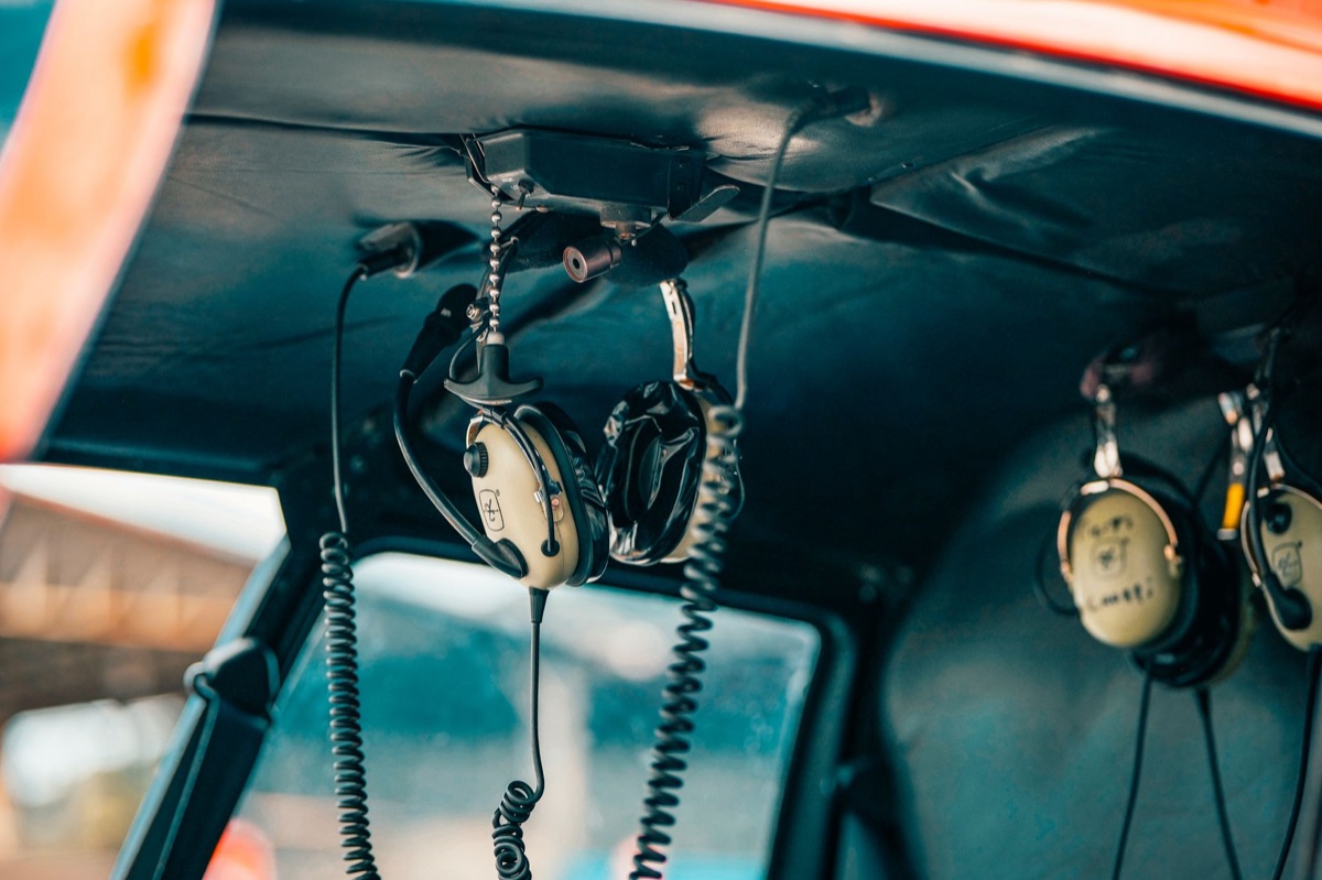 un giornalista italiano con un headset di radio tradizionale