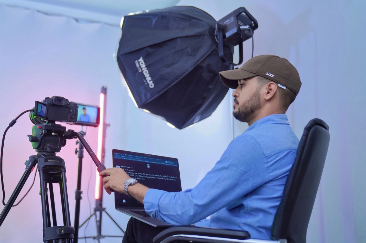 un creatore italiano che lavora su un laptop con attrezzature di radio tradizionali