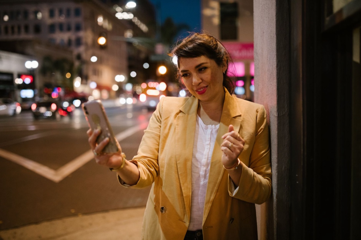 italienischer Influencer auf Smartphone
