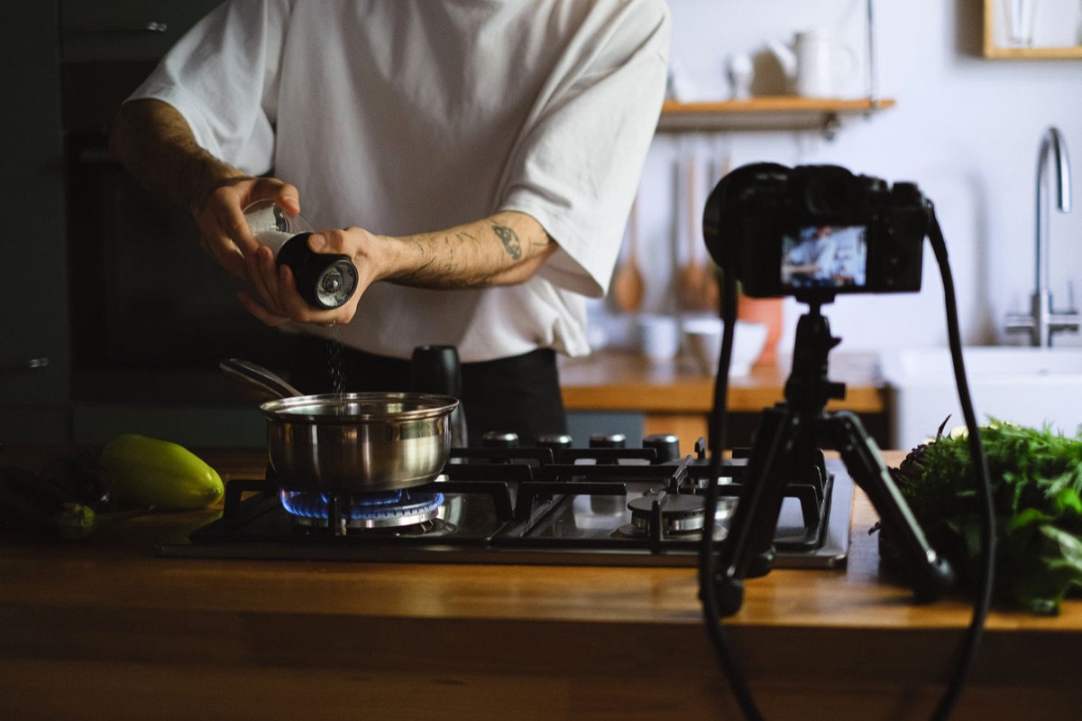 influenceur italien en train de filmer