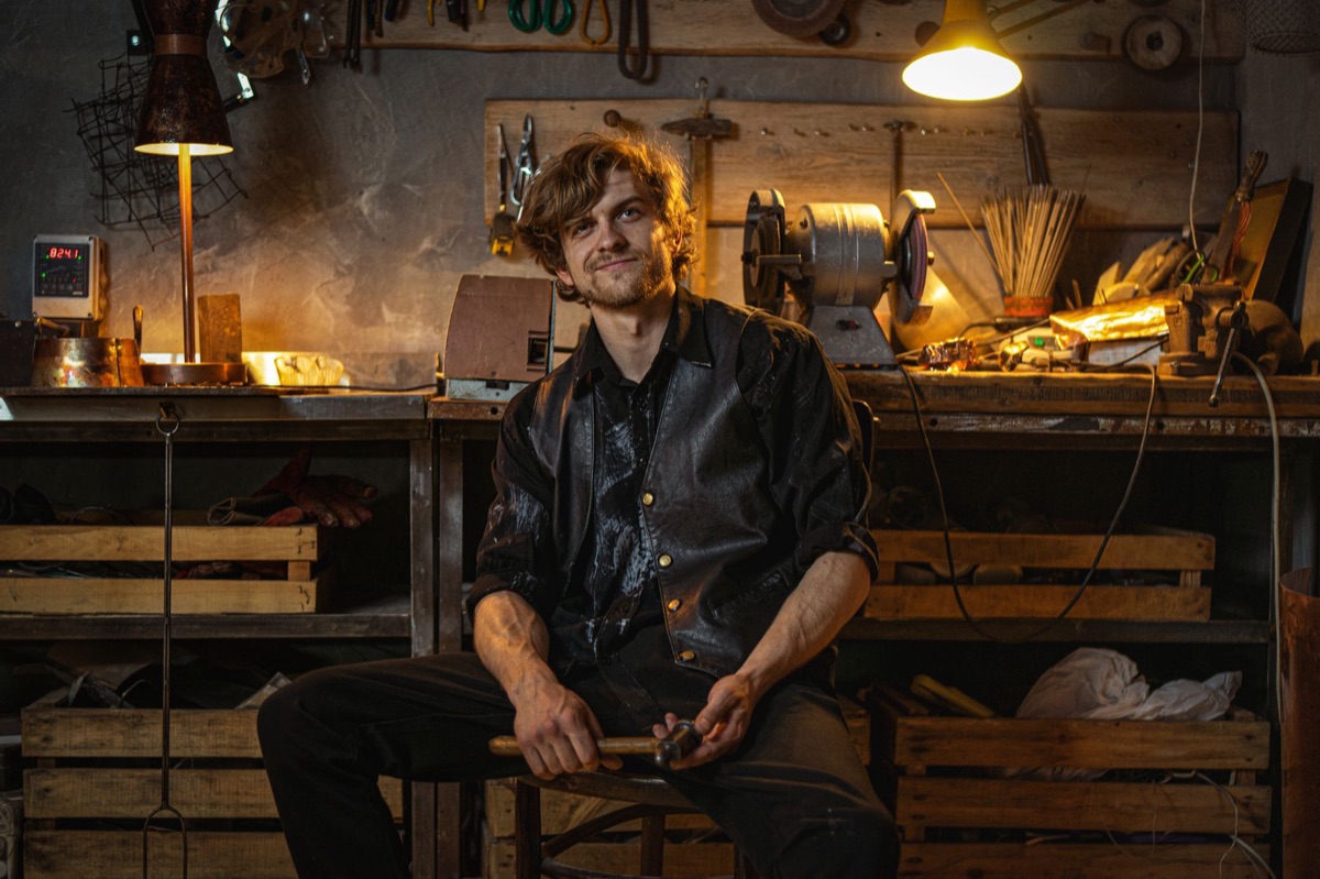 designer italien dans un atelier
