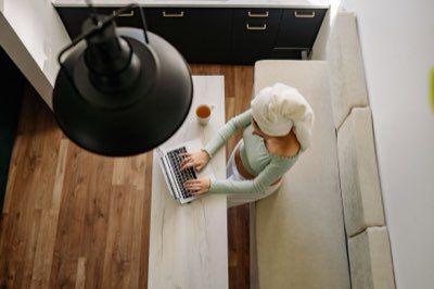 9,99€/mese: Modelli di Ricavo per il Nuovo Mondo Mediale