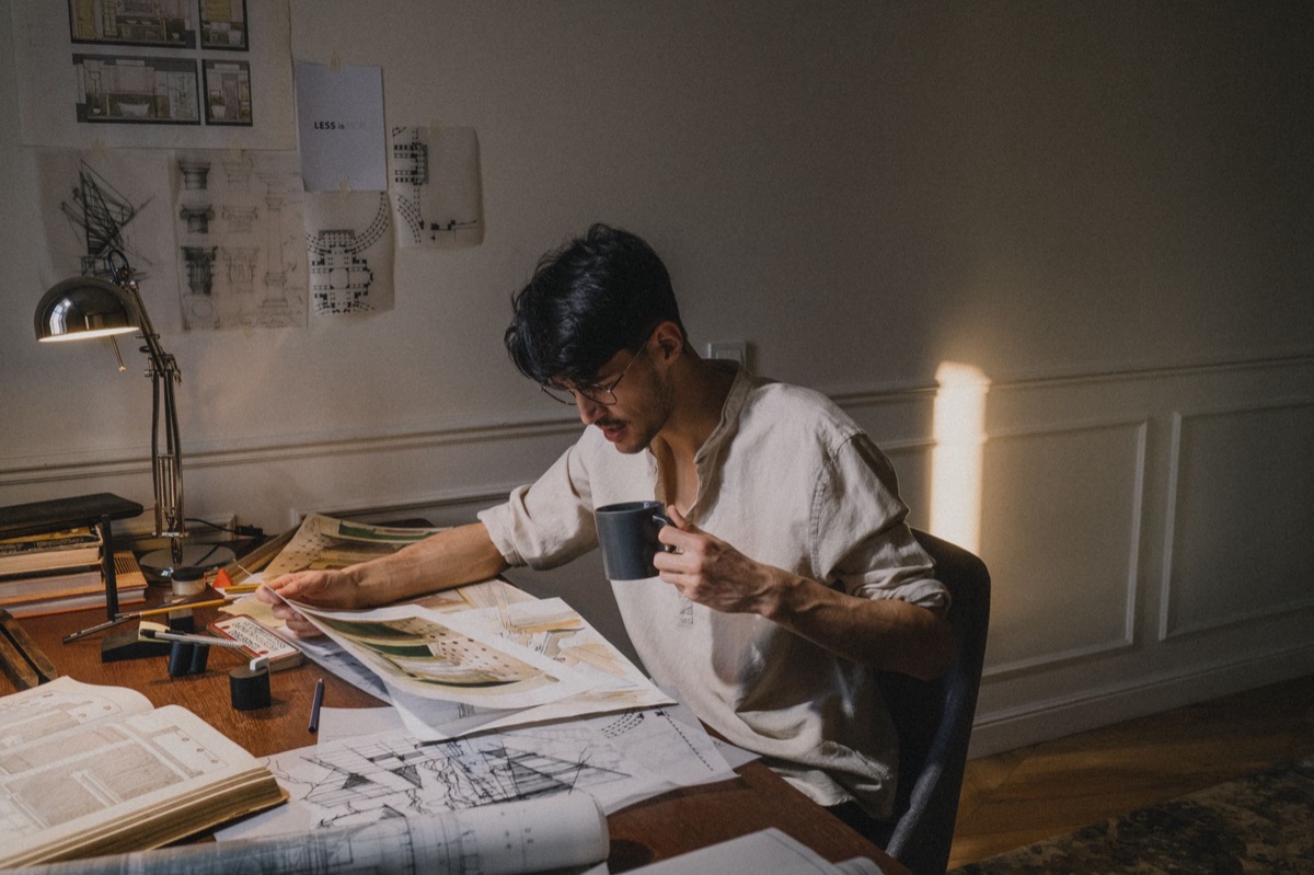 designer italiano em escritório moderno